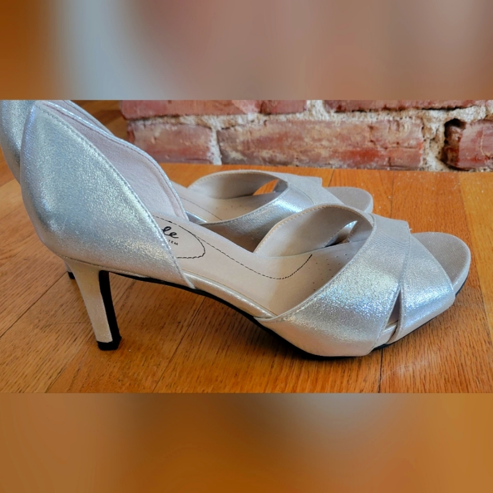 Life Stride silver shimmer heels 9W